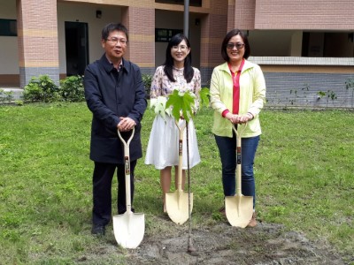 處長楊瑞芬、院長王鴻濬與副院長李正芬及人社學院一百位師生共同參與植樹活動 (4)